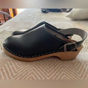 Hanna Andersson Clogs - Navy Blue - Size 38 and in excellent condition.